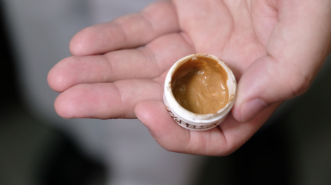 Красноярская школьница вместе с учеными разработала солнцезащитный крем «из опилок»