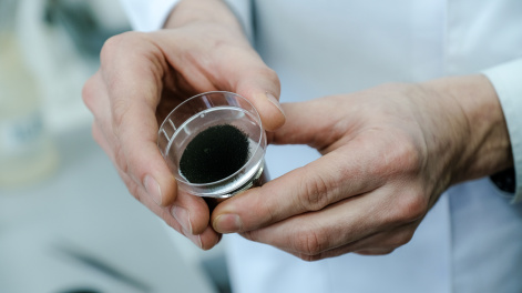 Ученые раскрыли секрет твердых катализаторов, который поможет сделать химические процессы экологичнее Ученые раскрыли секрет твердых катализаторов, который поможет сделать химические процессы экологичнее